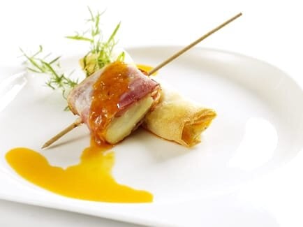 Espetada de bacalhau na grelha com legumes em folhas de brick