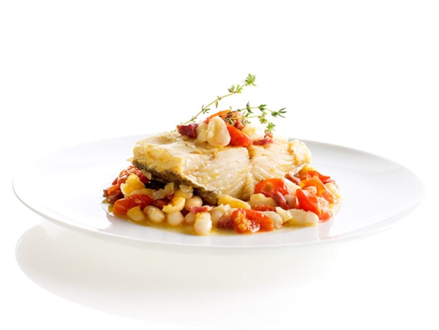 Bacalhau assado com chouriço e feijão branco